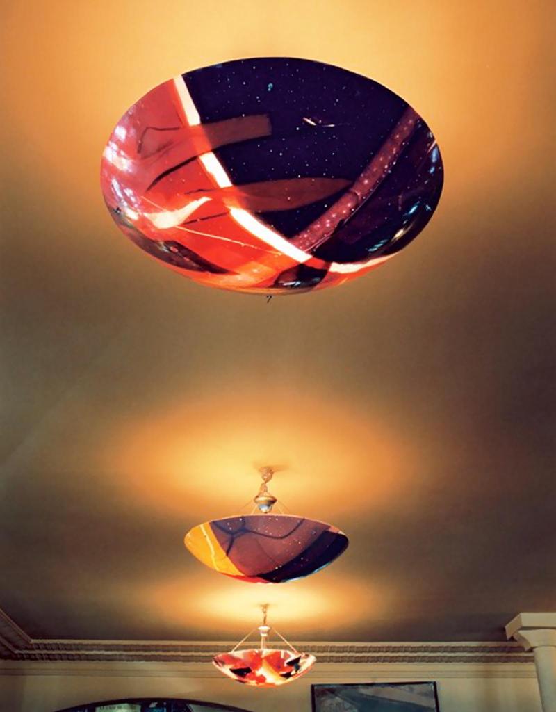 Auteurs emblématiques de la littérature française 20e siècle, dont Camus et Sartre, sous fond de café parisien